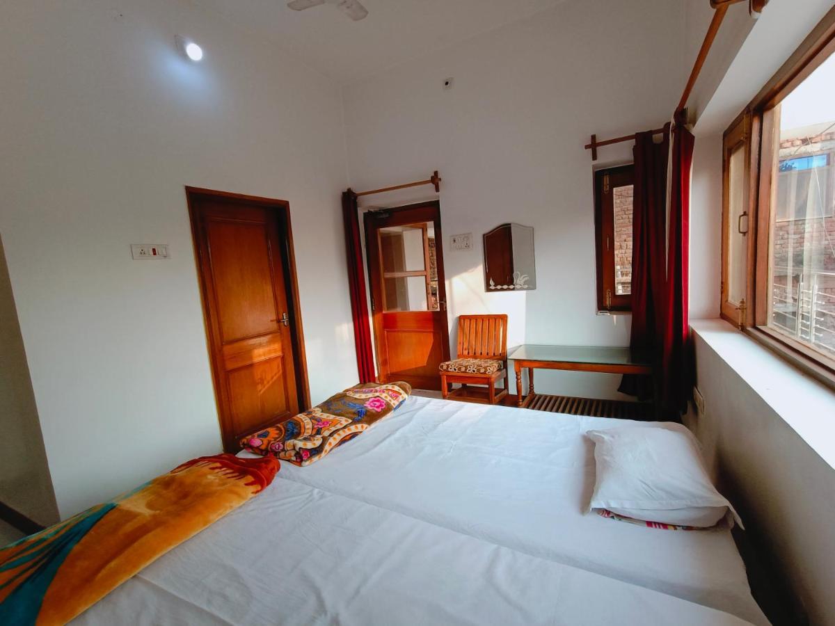 The Gupta Guest House Bodhgaya Bagian luar foto