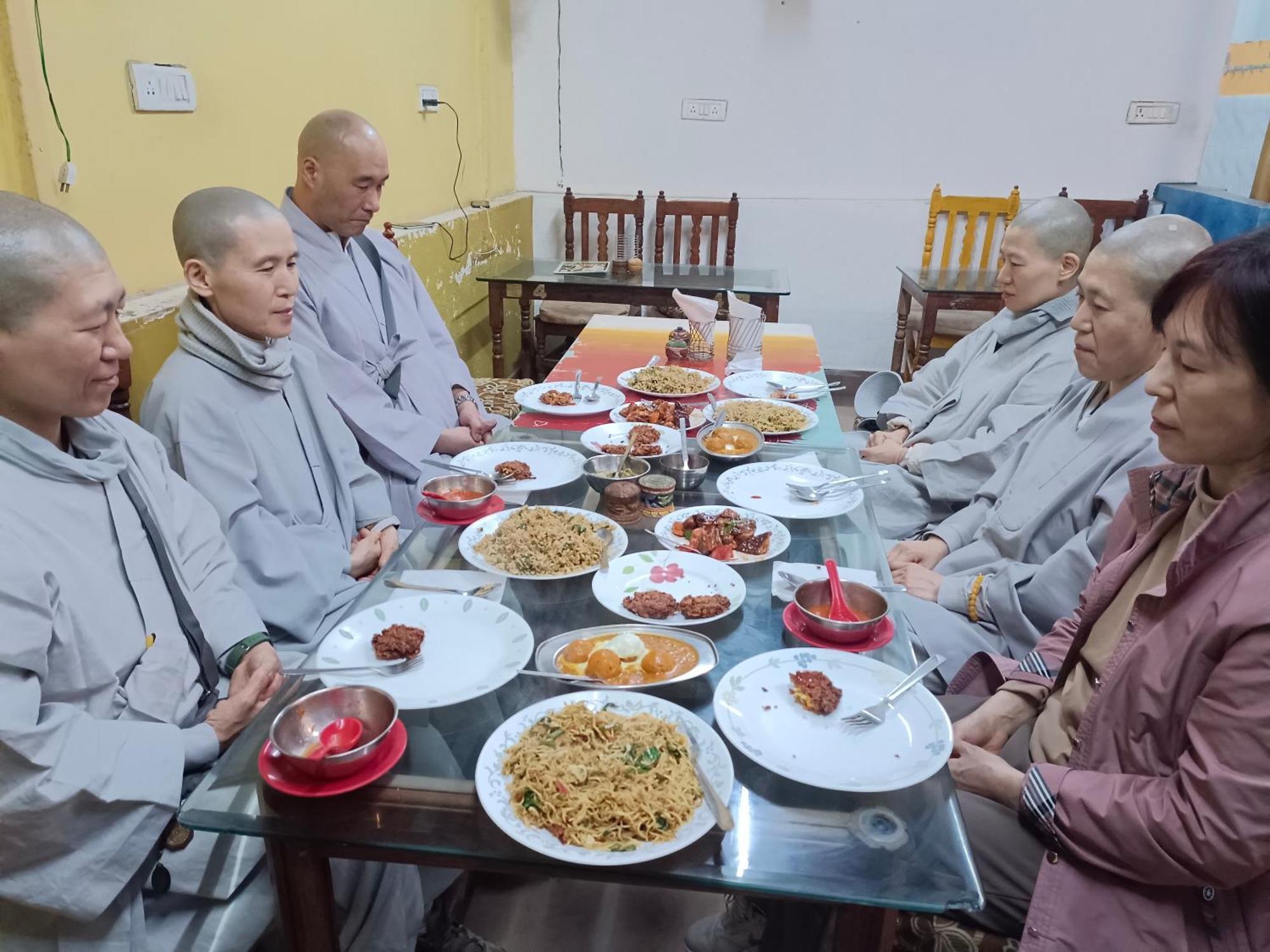 The Gupta Guest House Bodhgaya Bagian luar foto